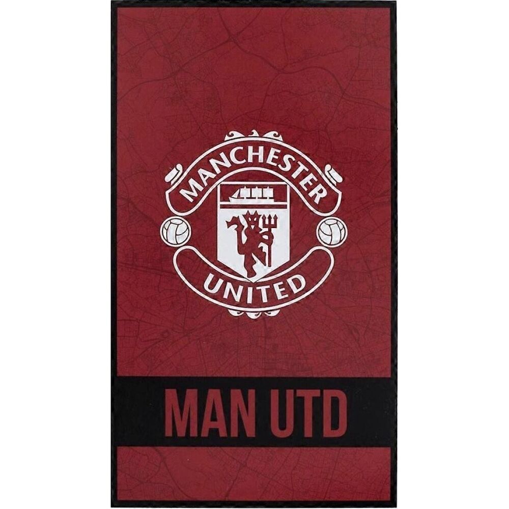 Manchester United, χαλί κόκκινο με λευκό έμβλημα και επιγραφή "MAN UTD" σε μαύρη λωρίδα