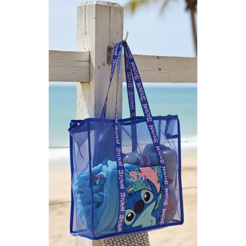 Stitch Disney, τσάντα παραλίας μπλε mesh με στάμπα Stitch και λαβές με επιγραφή "Stitch" σε παραλία