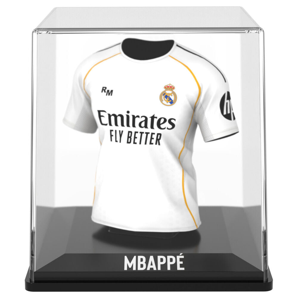 Mbappé #10 Real Madrid, μίνι φανέλα μπροστά σε ακρυλική θήκη με επιγραφή "Emirates Fly Better"