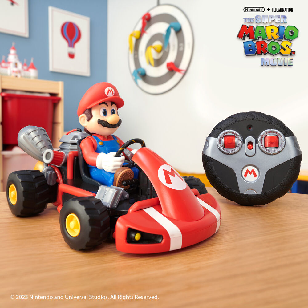 Super Mario Kart τηλεκατευθυνόμενο σε τραπέζι παιδικού δωματίου, κόκκινο kart Mario, γκρι τηλεχειριστήριο