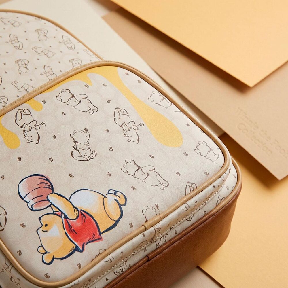 Winnie the Pooh ξαπλωμένος με βάζο μελιού, κοντινό μπροστινής τσέπης με στάξιμο μελιού