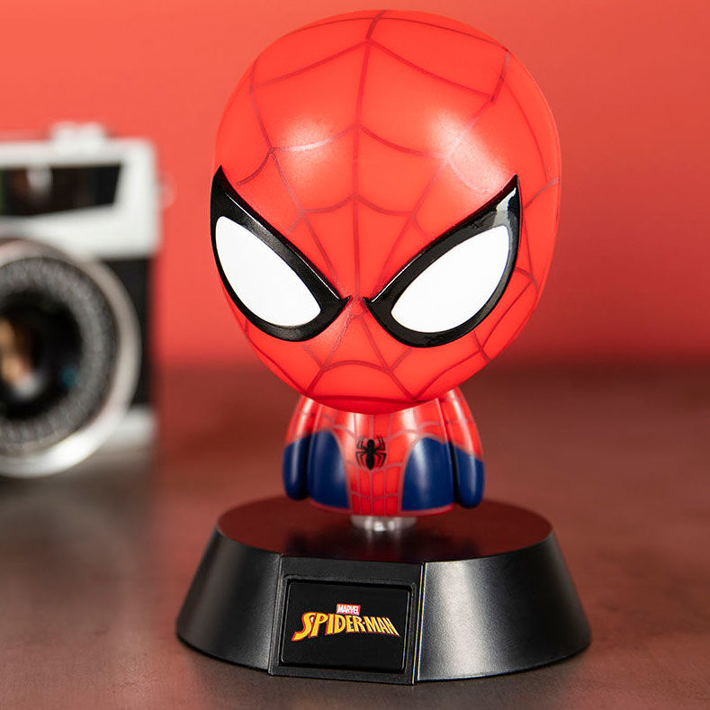 Spider-Man Φωτιστικό 3D Icon Light 10cm, σε γραφείο, κόκκινο φόντο, φωτογραφική μηχανή δίπλα